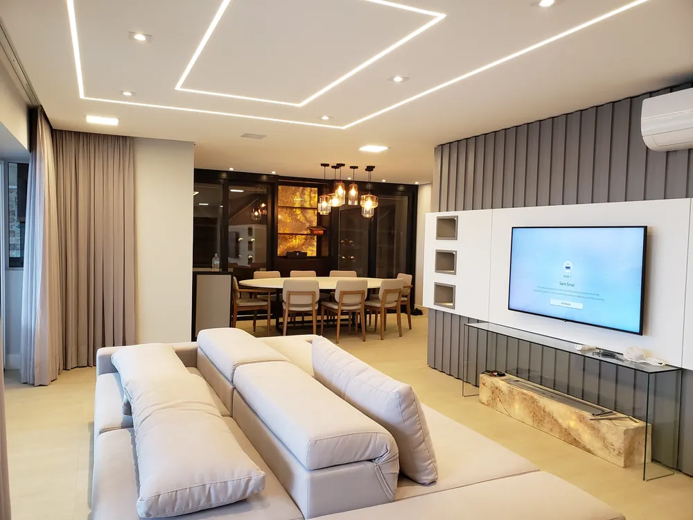 Sala de estar com iluminação linear — Projeto Ting